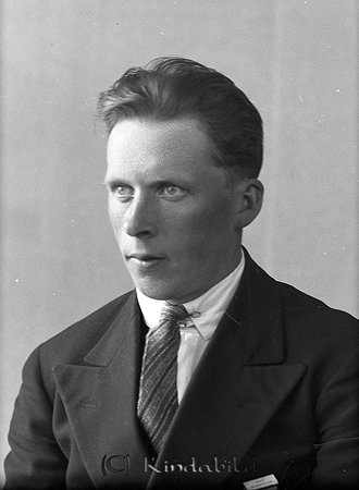 Nils Johansson Berga Slätmon
raja
Man klädd skjorta slips och kavaj  

raja
Nils Gustav Martin Johansson född i Kisa 1912, dräng i Berga Norrgård och sedan i Mellangården. Han bodde i Kulla 1970.
Ogift, dog 1999 på Kindagård.
Källa: Sv dödbok 
Källa: Gerd Pettersson


Nyckelord: Johansson Slätmon