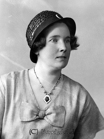 Tora Andersson Milltorp Kisa
raja
Kvinna klädd i ljus klänning och hatt  

raja
Tora Elin Maria Andersson född 1901, dotter till hemmansägare Sven Johan Andersson född 1870 och Nanny Salomonsson född 1871 i Tidersrum. Tora flyttade till Linköping 1930. Hon var ogift och dog 1984 i Norrköping.
Källa: Kyrkoarkiv Kisa och Sv dödbok 
Källa: Gerd Pettersson

Nyckelord: Andersson Kisa