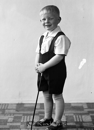 Weimar Anderö Kisa
raja
Pojke klädd i kortärmad skjorta och kortbyxor

raja
Weimar, son till Harry och Linnea Anderö.
 Barnbarn till vagnmakaren Oskar Andersson.
 Källa: Studiegruppen hembygdsgården
Nyckelord: Anderö Kisa