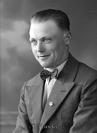 Josef Enekvist Jonsbo Horn
raja
Man klädd skjorta fluga och kavaj  

raja
Josef Leonard Enkvist född 1906 i Horn, son till Karl Johan Enkvist med hustru Emma Karolina Svensson.
 Han gifte sig med HIldur Maria från Kjula. 1970 bodde i Kungsör.
 Syskon till Josef:
 Rut Maria född 1902
 Elvi Josefina född 1908
 Nils Gabriel född 1910
 Ture Karl Edvin född 1913
 Lilly Karolina född 1916
 Källa: Kyrkoarkiv Horn 
Nyckelord: Enekvist Horn