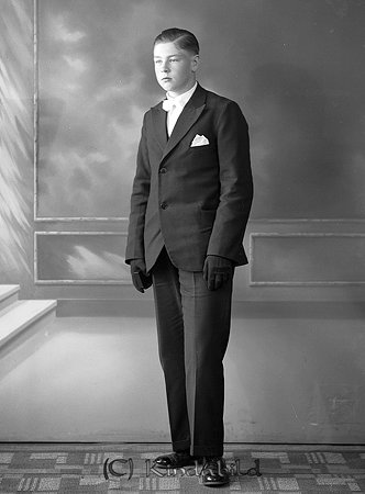 Alf Månsson Carlslund Kisa
raja
Konfirmationsfoto

raja
Alf Månsson född 1920 i Kisa. Gifte sig senare med Marianne född 1922 i Gammalkil, Alf arbetade på Centralföreningen i Kisa. 
Källa: Gerd Pettersson 

Nyckelord: Månsson Kisa