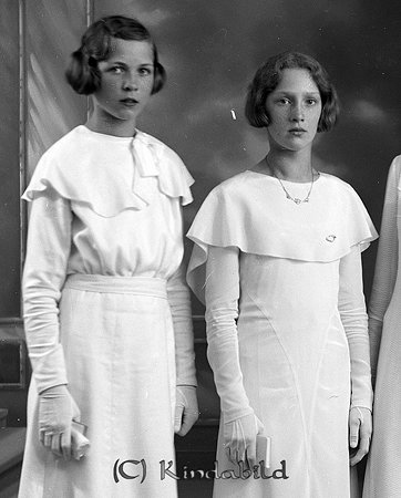 Eglund Oscarsson Pettersson Andersson Kisa
raja
Konfirmationsfoto

raja
Till vänster Anna-Lisa Eglund född 1920.
Källa: Gerd Pettersson

Nyckelord: Andersson Kisa