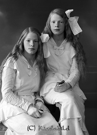 Systrarna Siri och Ulla Filipsson Karlsborg Kisa
raja
Konfirmationsfoto

Nyckelord: Filipsson Kisa