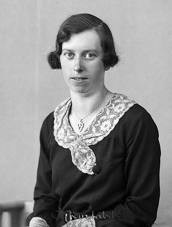 Elsa Pettersson Härna Hycklinge
raja
Kvinna klädd i mörk klänning med ljus krage
Nyckelord: Pettersson Hycklinge