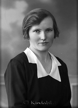 Ruth Eriksson Ödesjöboda Kisa
raja
Kvinna klädd i klänning med ljus krage

raja
Rut Eriksson var född 1907 i Kisa. 1934 var hon hushållerska hos arrendator Nils Ture Andersson Ödesjöboda. Enl 1970 års Folkräkning bor Rut i Linköping.
Källa: SVAR Kyrkoarkiv.
Källa: Gerd Pettersson 

Nyckelord: Eriksson Kisa