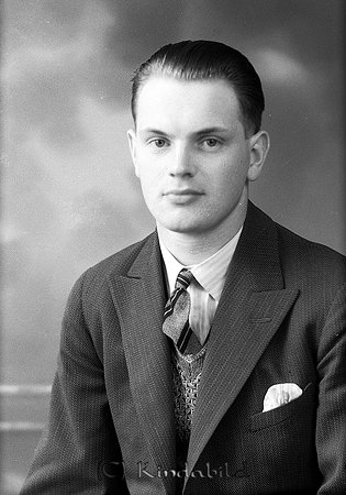 Gustaf Adolf Fransson Kisa
raja
Man klädd skjorta slips och kavaj  

raja
Innehavare av Franzons Rör Kisa Han var född 1910 i Kisa och gift med Karin Vendela född 1909 i Kisa. Son Per Ove. 
Källa: Gerd Pettersson 

Nyckelord: Fransson Kisa