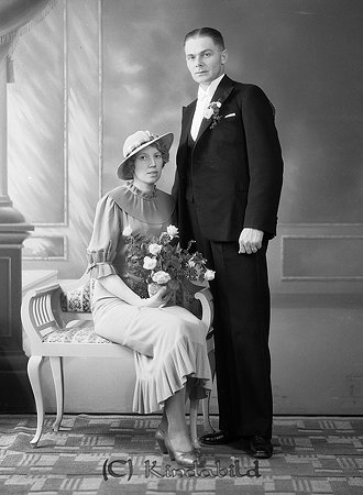 Folke Lundahl Kisa
raja 
Brudpar        

raja
Folke Lundahl född 1899 i Tjärstad med hustru Rut. Folke drev en tid bageri och konditori på Storgatan 12 (där Kisa bokhandel fanns från slutet av 1960 talet och 40 år framöver)
 I bageriet arbetade tre bröder Sandelius. Folke åkte med häst och vagn och sålde bröd i byarna. Han hade rörelsen på 1930-talet efter det att apoteket hade flyttat till nya lokaler i Centrumhuset. Folke Lundahls brorson Jan-Erik berättar att det fanns en uteservering som sträckte sig ända ner till ån.
 Folkes hustru Rut, som var från Tranemo, arbetade som sköterska på Kisa sjukhus. De fick en dotter Barbro. Familjen flyttade senare till Linköping.
 Källa: Janne Lundahl.   
Nyckelord: Lundahl Kisa