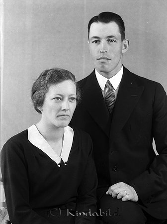 Konrad Larsson Bränna Björkhult
raja
Man och kvinna han klädd i kostym i klänning

raja
Anders Konrad Larsson född 1904 i Horn
Gift 1935 med Beda Sofia Alexandersson född 1908 i Horn
Källa: Kyrkoarkiv Horn 
Källa: Gerd Pettersson


Nyckelord: Larsson Björkhult