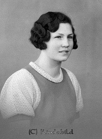 Elvira Kroon Utdala Oppeby
raja
Kvinna klädd i klänning med kort ärm  

raja
Elvira var gift med Torsten Thuresson i Kisa. De bodde först i Dalkulla, Kisa. Sedan byggde de hus på Tallgatan i Kisa. Dotter Yvonne.
 Källa: Studiegruppen hembygdsgården. 
Nyckelord: Kroon Oppeby