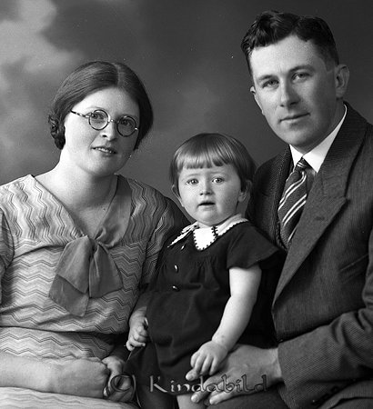 Herr E W Augustinsson Horn
raja
Mor och far med sitt barn

raja
August Erik Valfrid Augustinsson född 1903 i Horn gift 1929 med Dagny Sofia Jakobsson född 1909 i Horn. Dotter Gun-Britt.
Källa: Sv dödbok 
Enligt Gun-Britt Monell hade Erik Falk fotoateljé även i Horn några år på 1930-talet. 
Källa: Gerd Pettersson

Nyckelord: Augustinsson Horn