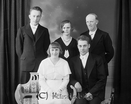 Manne Gustafsson Hycklinge
Brllopsfoto frestllande Alice Viktoria Andersson (sittande t.v.), fdd 1913 i kerdal, Tidersrum, och Knut Gustaf Emanuel "Manne" Gustafsson (sittande t.h), fdd 1907 i Vrdslunda, Hycklinge. Stende bakom brudparet r t.v. Lander Karlsson (Mannes ldre bror), i mitten Agnes Pettersson (Alice ldre syster) och t.h. hennes man Gunnar Pettersson.
Nyckelord: Gustafsson Hycklinge