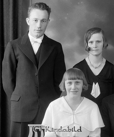 Manne Gustafsson Hycklinge
Brllopsfoto frestllande bruden (sittande) Alice Viktoria Andersson, fdd 1913 i kerdal, Tidersrum, stende till vnster brudgummens (Manne Gustafsson) ldre bror, Lander Karlsson, Vrdslunda, Hycklinge, och stende till hger brudens syster, Agnes Pettersson. 

Nyckelord: Gustafsson Hycklinge