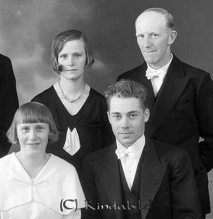 Manne Gustafsson Hycklinge
Brllopsfoto frestllande Alice Viktoria Andersson (sittande t.v.), fdd 1913 i kerdal, Tidersrum, och Knut Gustaf Emanuel "Manne" Gustafsson (sittande t.h), fdd 1907 i Vrdslunda, Hycklinge. Stende bakom brudparet r t.v. Agnes Pettersson (Alice ldre syster) och t.h. hennes man Gunnar Pettersson.

Nyckelord: Gustafsson Hycklinge