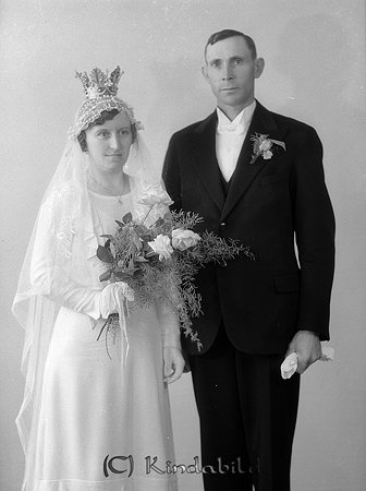 Otto Johansson Hult Kisa
raja 
Brudpar        

raja
Otto Johansson med hustru Elsa, Hult Kisa.
 Otto var född 1890 i Norra Vi och dog 1978 i Hult.
 Elsa var född 1903 i Tidersrum och dog i Hult 1986.
 Dotter Aina.
 Källa: Studiegruppen Kisa hembygdsgård   

Nyckelord: Johansson Kisa