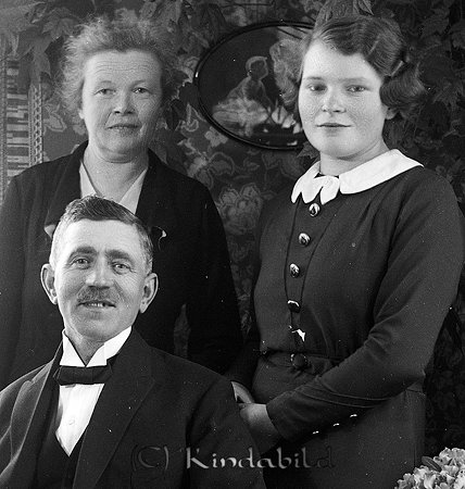 Arvid Engh Kisa
raja
50-årsfirande

raja
Arvid Engh (1884-1968) med hustru Jenny född Nilsson (1886-1964) och dottern Britta.
Arvid Engh köpte Berga Norrgård 1948. Dottern arbetade på Holmströms Pensionat i sin ungdom. Hon gifte sig med Ragnar Svensson från Bjärkeryd, Ragnar var duktig träsnidare.
Källa: Studiegruppen hembygdsgården 
Nyckelord: Engh Kisa