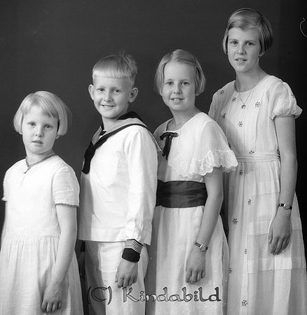 Apotekare Stenbom Kisa
raja
Syskonskara

raja
Barn till apotekare Carl Willian Stenbom gift 1914 med Annie Emilia Elisabet Thollander.
Barn; Fr vånster Annie Gunilla född 1926, Sten Karl Gösta född 1924 och Britt Elisabet född 1922,
Den äldsta dottern till höger
Annie Gunilla gift med Nils Olof Gunnar Sjöstrand. Bosatta i Linköping 1970 med tre barn.
Britt Elisabet gift med Palle Relev och bosatta i Stocksund.
Sonen Sten Karl Gösta var bosatt i Bromma 1970 och gift med Greta Emmy och tre barn.
Källa: Kyrkoarkiv Kisa 
Källa: Gerd Pettersson

Nyckelord: Stenbom Kisa
