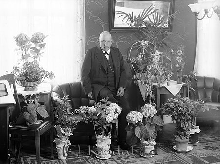 Oskar Andersson Froghult
raja
Man klädd i kostym omgiven av blommor

raja
70 årsfirande.
Anders Oskar Andersson född 1864 i Kisa.
Han var gift med Anna Maria Andersdotter född 1866 i Kisa
De kom till Froghults Östergård 1901.
Barn; Ester Paulina Maria född 1894 i Kisa
Eda Hildur född 1898 i Kisa, död 1986 i Froghult.
Källa: Kyrkoarkiv Kisa och Sv dödbok 
Källa: Gerd Pettersson

Nyckelord: Andersson Froghult