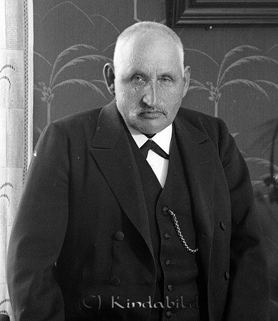 Oskar Andersson Froghult
raja
Man klädd i kostym omgiven av blommor

Nyckelord: Andersson Froghult