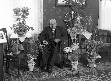 Oskar Andersson Froghult
raja
Man klädd i kostym omgiven av blommor

Nyckelord: Andersson Froghult