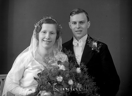 Carl Gustav Djerv Björkfors
raja 
Brudpar        

raja
Carl Gustav Djerv född 1911 i Oppeby och Anna Elisabeth född 1910 i Södra Vi. De bosatte sig i Högsäter Björkfors. Han var smed.
De hade två döttrar Birgit och Gunilla. 
Källa: Gerd Pettersson 
  
Nyckelord: Djerv Björkfors
