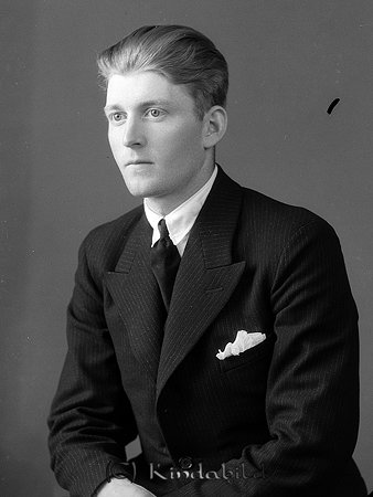 Allan Jonsson Ulrika
raja
Man klädd skjorta slipsa och kavaj

raja
Kurt Allan Jonsson född 1909 i Åsbo. Han var gift 1944 med Alice Maria född Hult 1912 i Malexander.
Barn:
Ing-Britt Vivian född 1935
Inger Erna född 1938
Karl Håkan Roland född 1946
Anna Margareta född 1949
1950 bodde familjen i Hallarna Ämtefall Ulrika. Allan Jonsson var då chaufför.
Källa: Folkräkning 1950 
Källa: Gerd Pettersson

Nyckelord: Jonsson Ulrika