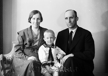 Karl Gustafsson Norrhult Verveln
raja
Far mor och ett barn

raja
Karl Edvin Malkus Gustafsson född 1893 i Tidersrum med hustru Hilda Elisabet Andersson född 1895 i Kisa. Barn ? Karl avled i Dalstugan 1960.
Hilda dog 1969 på Enebygatan 40 i Kisa.
Källa: Sv dödbok 
Källa: Gerd Pettersson 

Nyckelord: Gustafsson Verveln