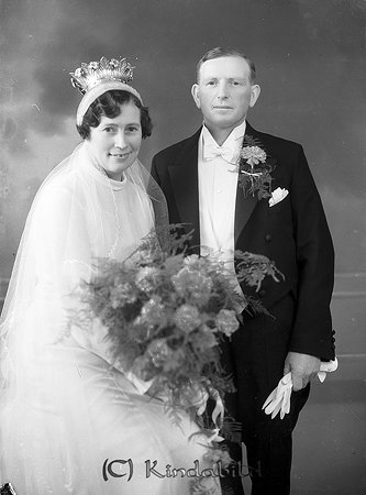 David Pettersson Säby Hägerstad
raja 
Brudpar          

raja
David Pettersson född 1889 i Hägerstad och Katarina född Samuelsson 1895 i Västra Eneby vigdes 1934-07-06.
Källa: Vigselbok Hägestad. 
Källa: Gerd Pettersson 

Nyckelord: Pettersson Hägerstad
