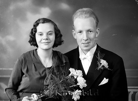 Erland Gustafsson Svalsjö
raja 
Brudpar          

raja
Erland och Elvira född Ringborg. Erland var lastbilschaufför hos åkaren Simon Holmström i Kisa. De hade två flickor Gun och Maj-Britt. Gun gifte sig med Gotthard Nilsson och Maj-Britt med Karl-Inge Pettersson från Kisa.
 Källa; Studiegruppen hembygdsgården 
Nyckelord: Gustafsson Svalsjö