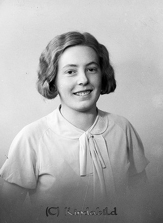 Astrid Andersson Björkhaga Horn
raja
Kvinna klädd i ljus klänning  

raja
Astrid Andersson född 1915 i Hycklinge, gift 1941 med Fritz Gunnar Svahn född 1906 i Horn.
 Barn, Inez född 1939 i Västervik
 Solveig född 1944 i Södra Vi
 Urban född 1950 i Södra Vi
 Familjen bodde 1950 i Örsåsa Rosenhill 
 Gunnar Svahn var farbror till Willy Svahn.
 Källa: Folkräkning 1950 och Studiegrupp från Horn 
Nyckelord: Andersson Horn