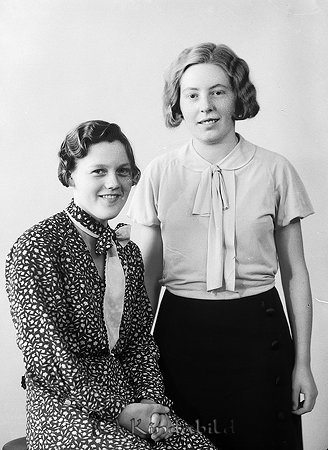Astrid Andersson Björkhaga Horn
raja
Två kvinnor klädda i klänningar

raja
Till höger Astrid Andersson gift med Gunnar Svahn. Till vänster Anna Gustafsson från Norget. Hon gifte sig med Sigvard Svensson.
 Han var kyrkvaktmästare i Horn. Annas brudklänning finns kvar 
 och förvaras i Stångågården Horn.
 Källa: Studiegruppen Horn 
Nyckelord: Andersson Horn