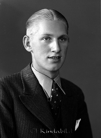 Erik Eriksson Brokullen Kisa
raja
Man klädd skjorta slipsa och kavaj

raja
Erik Eriksson gifte sig med Asta Wredberg. Erik arbetade som slöjdlärare- 
Källa: Gerd Pettersson 

Nyckelord: Eriksson Kisa