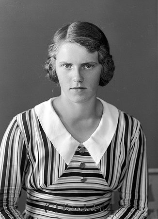 Svea Johansson Emrike Hycklinge
raja
Kvinna klädd i randig klänning  

Nyckelord: Johansson Hycklinge