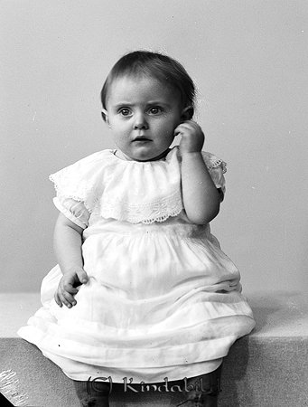 Edith Karlsson Hornsboda Björkfors
raja
Flicka klädd i ljus klänning

raja
Vivi Edla Maria född 1933 i Horn, dotter till Edit Maria Frideborg Karlsson född 1901 i Oppeby och Elmer Sixtus Hjalmar Karlsson från Vimmerby. Familjen flyttade till Vimmerby 1933.
Källa: Kyrkoarkiv Horn 
Källa: Gerd Pettersson

Nyckelord: Karlsson Björkfors