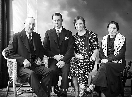 Familjen Rydell Kisa
raja
Två män och två kvinnor herrarna klädda i kostymer damerna i klänningar

raja
Familjen Rydell, från vänster fadern Johan, sonen Göre , dottern Linnea och modern Alma. 
Källa: Gerd Pettersson

Nyckelord: Rydell Kisa