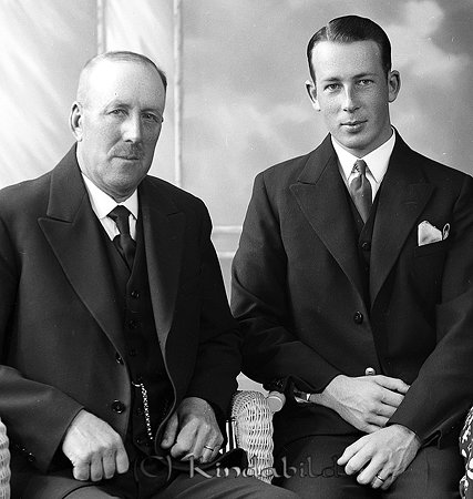 Familjen Rydell Kisa
raja
Två män klädda i kostymer

raja
Från vänster fadern Johan Rydell och sonen Göte Rydell. 
Källa: Gerd Pettersson

Nyckelord: Rydell Kisa