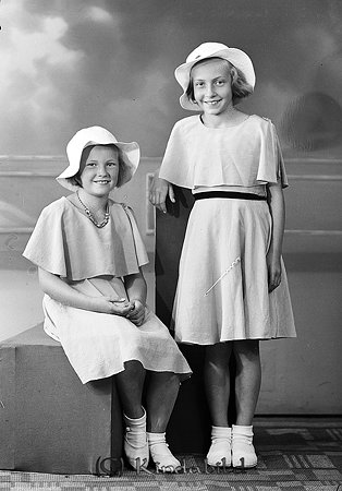 Inger och Ulla-Stina Jonsson Horn
raja
Flickor klädda i klänningar

raja
Till vänster Inger född omkring 1920.
 Till höger Ulla-Stina gift Zeylon. Bosatte sig i Västervik.
 Källa: Studiegruppen Horn 
Nyckelord: Jonsson Horn
