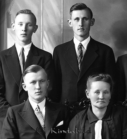 Familjen Fall Viksholm Hägerstad
gepe
Familjebild
Familjen Fall Viksholm.

raja
Framre raden fr v Birger Fall. Han var kantor och skollärare i Örtomta socken fr 1942 till sin pension. 
Bortre raden till höger Gösta Fall, lärare och kantor i Vårdsbergs socken.
Källa: Gerd Pettersson 

Nyckelord: Viksholm