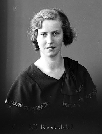 Margit Larsson Krogsfall Slätmon
raja
Kvinna klädd i mörk klänning  

raja
Margit Viola Larsson född 1914 i Hovby Västra Eneby, dotter till Isak Larsson och Gerda född Svartz. Margit gift Karlsson 1943, död 1961 i Kisa. Margit hade en bror Erik född 1911, som var gift med Dagmar. De arrenderade lantbruk i Froghult, Kisa Gästgivargård och Björksnäs.
Källa: Sv dödbok 
Källa: Gerd Pettersson

Nyckelord: Larsson Slätmon