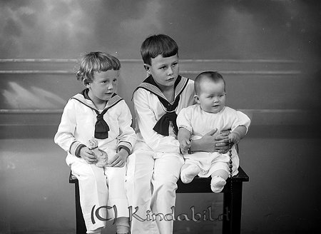 Vägmästare Larsson Västra Eneby
raja
Två pojkar klädda i sjömanskostym och en flicka i klänning
Nyckelord: Larsson Västra Eneby