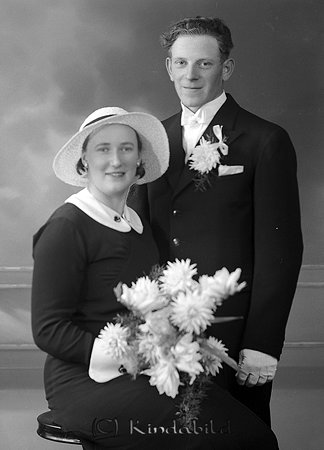Helge Zackrisson Örnestrm Kisa
raja 
Brudpar          

raja
Chaufför Helge Zackrisson Skeppstad Tryggestorp född 1908 och Ingeborg Margareta Lovisa Rydén född 1903.
Källa: Kisa Vigselbok 1934. 
Källa: Gerd Pettersson 

Nyckelord: Zackrisson Kisa