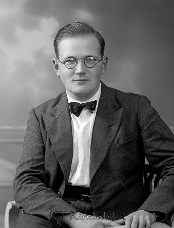 Åke Grevelius
raja
Man klädd skjorta fluga och kavaj

raja
Åke Grevillius, född 1902 i Linköping. Överläkare i Kisa omkring 1940-50 talet.
 Han hade tre döttrar Louise, Susanna och Agneta född 1941.
 Susanna gifte sig med Peter Wallenberg.
 Åke Grevillius var med vid hjärttransplantationer i tidigt skede.
 Källa: Studiegruppen hembygdsgården 

Nyckelord: Grevelius