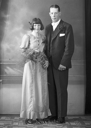 Ture Andersson Andersbo Tidersrum
raja 
Brudpar          

raja
Ture Andersson född 1910 från Andersbo under Storarp och Gunhild Margareta Karlsson född 1912.
Källa: Vigselbok Tidersrum 
Källa: Gerd Pettersson 

Nyckelord: Andersson Tidersrum
