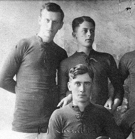 Valter Wredberg Kisa
raja
Fotbollsspelare

raja
Bollklubben Fram Kisa
 Första raden Folke Germundsson (1896-1954) far till Bruno Germundsson.
 Andra raden fr vänster Valter Vredberg (1897-1994) och Bertil Petersén (1908-1960)
 Källa: Studiegruppen Kisa hembygdsgård 
Nyckelord: Wredberg Kisa