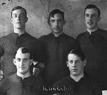 Valter Wredberg Kisa
raja
Fotbollsspelare

raja
Bollklubben Fram Kisa
 Första raden vänster frisör Axel Larsson (1898-1958), far till frisör Bertil Larsson. Bodde i Katrinedal på Kvarngatan. Innehade frisörsalong i Stahre-huset.
 Andra raden vänster Allan Sandell och till höger Torsten Gothnier (1908-1989
 Källa: Studiegruppen Kisa hembygdsgård och Sv dödbok. 
Nyckelord: Wredberg Kisa