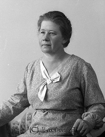 Fru Beda Widén Norra Vi
raja
Kvinna klädd i klänning  

raja
Beda Maria Widén född 1885 i Götlunda. Gift 1934 med Anders Johan Widén född 1860 i Norra Vi.
Fru Widén dog 1975 i Solhem Norra Vi och herr Widén i Tullerum Norra Vi 1948.
Källa: Sv dödbok 
Källa: Gerd Pettersson

Nyckelord: Widén Norra Vi