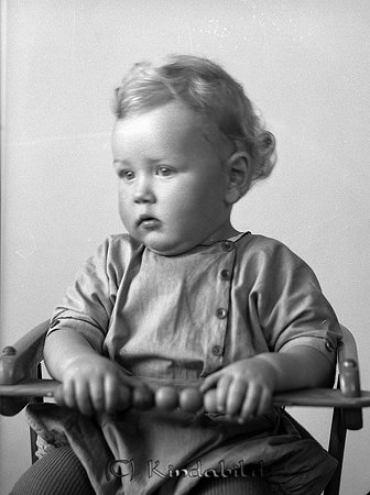 Ruth Jacobsson Granliden Björkfors
raja
Litet barn som sitter i en barnstol
Nyckelord: Jacobsson Björkfors