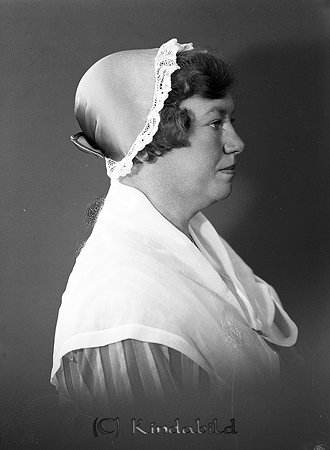 Elsa Gustafsson Fubbetorp Korpklev
raja
Kvinna klädd i folkdräkt

raja
Elsa Gustafsson född Strömberg 1896 i Södra Vi. Hon var hustru till Otto Henning Gustafsson född 1889 i Horn.
De hade sonen Stig Henning Rune född 1922 i Horn. Familjen kom till Fubbetorp 1926 och flyttade 1935.
Källa:Kyrkoarkiv Kisa 
Källa: Gerd Pettersson 

Nyckelord: Gustafsson Korpklev