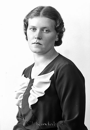 Salome Gustafsson Ramshult
raja
Kvinna klädd i mörk klänning

raja
Salome Agnes Kristina Gustafsson född 1907 i Vingåker Södermanland. Hon kom 1930 som småskolärare till Ramshult skola. Gift med Sigvard Vallentin Pettersson. Hon avled 1990 i Sturefors, Blåeldsvägen.
Källa: Kyrkoarkiv Kisa, Folkräkning 1970 och Sv dödbok 
Källa: Gerd Pettersson 

Nyckelord: Gustafsson Ramshult