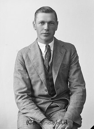 Lundin Kisa
raja
Man klädd skjorta slipsa och kavaj

raja
Karl Ivar Lundin född 1904 i Kisa. Gift 1928 med Astrid född 1908 i Norrköping. Familjen bodde på Vallingatan 12, ?sberga i Kisa.
Källa: Sv dödbok och Folkräkning 1970. 
Källa: Gerd Pettersson 

Nyckelord: Lundin Kisa