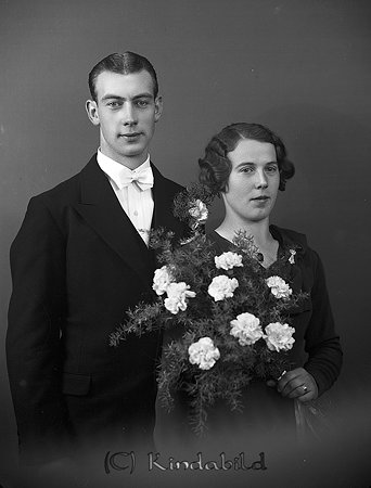 Holger Andersson Mjellerum Kisa
raja 
Brudpar          

raja
Holger Andertsson med hustru Karin född Fasth. Hon var syster till Knut Fasth Kisa. Holger arbetade som målare och Karin hjälpte Vera Ljungqvist att sy i ateljén i Sveahuset.
 Holger omkom tragiskt då han blev påkörd av en bil i Kisa. De hade en son Göran som föddes 1936.
 Källa: Studiegruppen hembygdsgården 
Nyckelord: Andersson Kisa